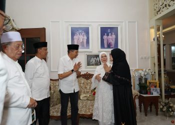 Wali Kota Malang, Wahyu Hidayat, disambut Prof. Dr. Dyah Sawitri, S.E., M.M, istri almarhum Prof M Saleh. Foto/dok