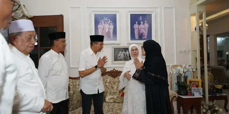 Wali Kota Malang, Wahyu Hidayat, disambut Prof. Dr. Dyah Sawitri, S.E., M.M, istri almarhum Prof M Saleh. Foto/dok