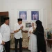 Wali Kota Malang, Wahyu Hidayat, disambut Prof. Dr. Dyah Sawitri, S.E., M.M, istri almarhum Prof M Saleh. Foto/dok