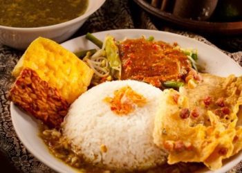 Rekomendasi pecel rawon di Malang yang wajib dicoba pecinta kuliner, perpaduan cita rasa yang unik dan khas. /Foto: Pinterest