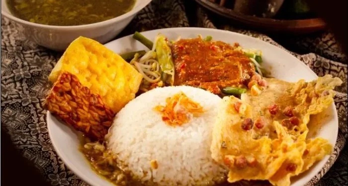Rekomendasi pecel rawon di Malang yang wajib dicoba pecinta kuliner, perpaduan cita rasa yang unik dan khas. /Foto: Pinterest