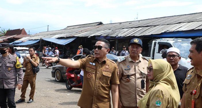 Wali Kota Malang, Wahyu Hidayat memantau pembongkaran lapak pedagang Pasar Besar. (Foto/M Sholeh)