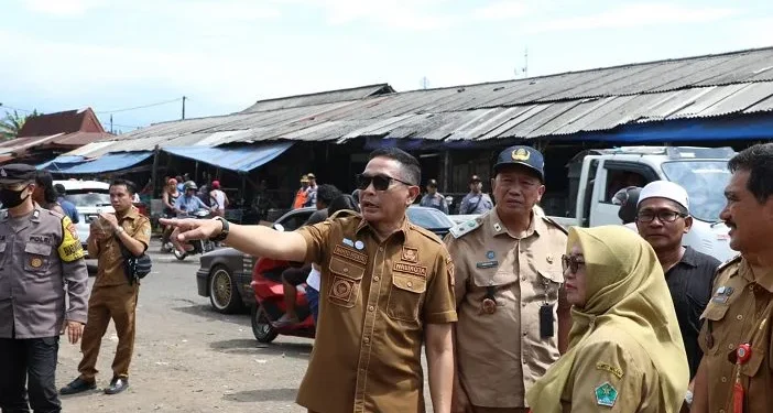 Wali Kota Malang, Wahyu Hidayat memantau pembongkaran lapak pedagang Pasar Besar. (Foto/M Sholeh)