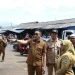 Wali Kota Malang, Wahyu Hidayat memantau pembongkaran lapak pedagang Pasar Besar. (Foto/M Sholeh)
