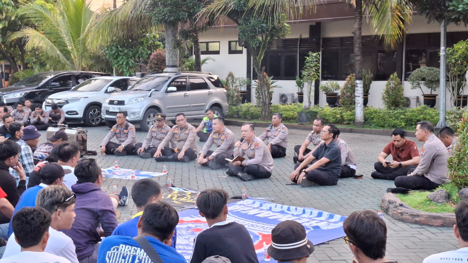 Kapolres Malang, AKBP Muhammad Taat Resdianto menanggapi aspirasi Aremania. Foto: Aisyah Nawangsari Putri