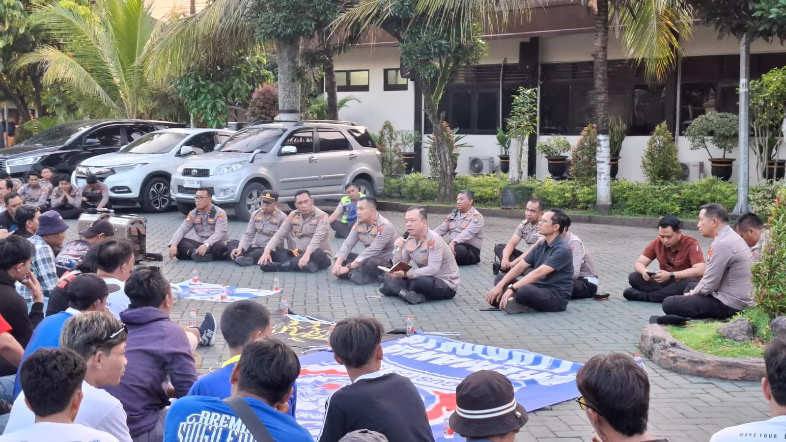 Kapolres Malang, AKBP Muhammad Taat Resdianto menanggapi aspirasi Aremania. Foto: Aisyah Nawangsari Putri