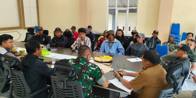Audiensi warga dengan Pemdes Sumberbrantas Kota Batu terkait aktivitas sumur bor PT ESA. Foto: Istimewa
