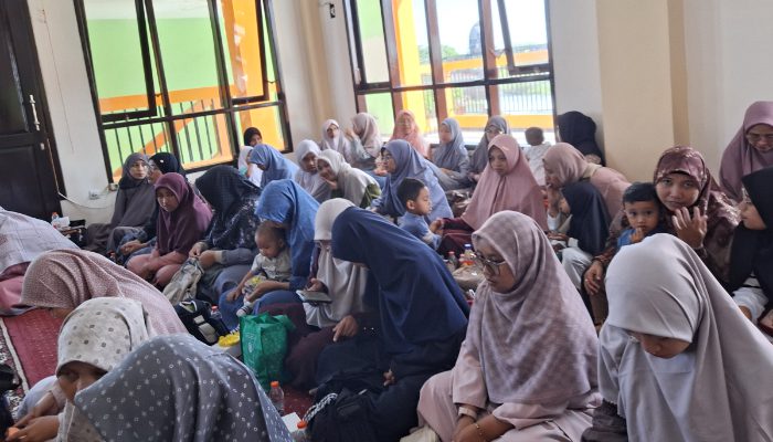 Suasana halal bihalal keluarga besar Yayasan Insan Permata Malang yang berlangsunb khidmat. /Foto: Dok. Yayasan Insan Permata Malang.