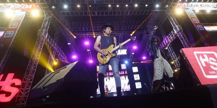 Penampilan Slank dalam konser di Lapangan Rampal Kota Malang. (Foto/ist)