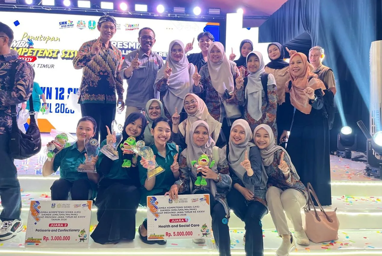 Pose bersama perwakilan SMKN 2 Malang dalam acara penutupan LKS Dikmen XXXIV yang diselenggarakan di Kota Surabaya. /Foto: Dok. SMKN 2 Malang.