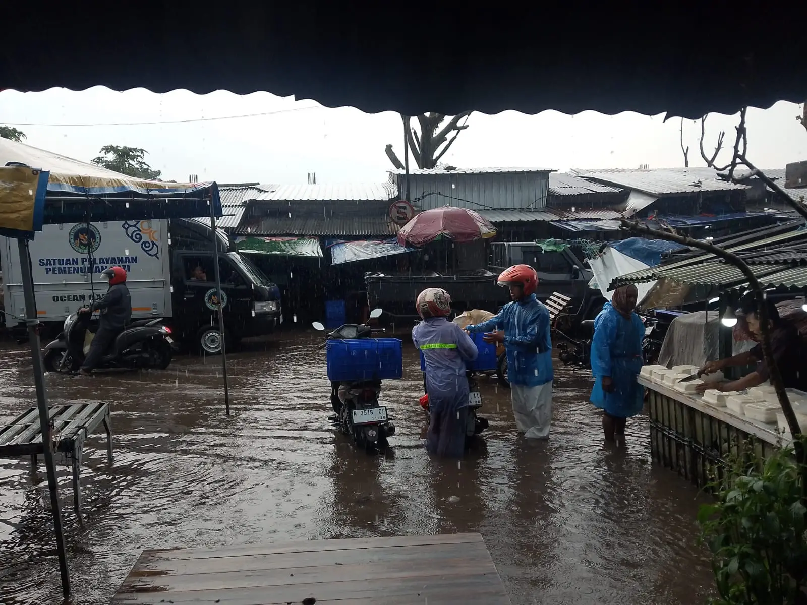 Kondisi jalan di Pasar Gadang Kota Malang. (Foto/M Sholeh)