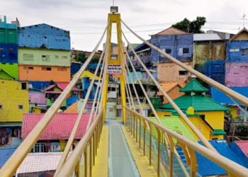 Rekomendasi wisata di Kota Malang yang cocok dikunjungi bersama keluarga saat momen long weekend. /Foto: Google Review Kampung Warna Warni/Zeng Foong.