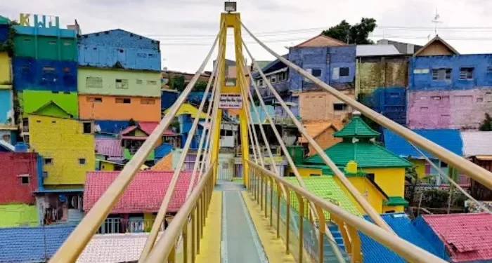 Rekomendasi wisata di Kota Malang yang cocok dikunjungi bersama keluarga saat momen long weekend. /Foto: Google Review Kampung Warna Warni/Zeng Foong.