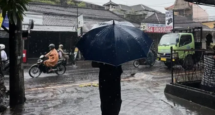 Prakiraan cuaca Malang, khususnya di wilayah Kota Malang pada hari Senin, 27 April 2026 dalam kondisi berawan dan hujan ringan. /Foto: Pinterest/Jellys Dump