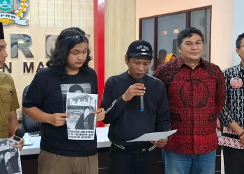 Perwakilan keluarga korban Tragedi Kanjuruhan, Devi Athok menyampaikan keberatan atas rencana pertandingan Arema FC versus Persebaya di Stadion Kanjuruhan. Foto: Aisyah Nawangsari Putri