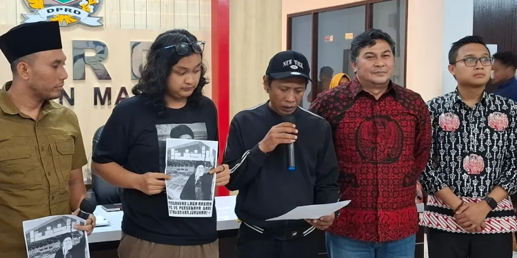 Perwakilan keluarga korban Tragedi Kanjuruhan, Devi Athok menyampaikan keberatan atas rencana pertandingan Arema FC versus Persebaya di Stadion Kanjuruhan. Foto: Aisyah Nawangsari Putri