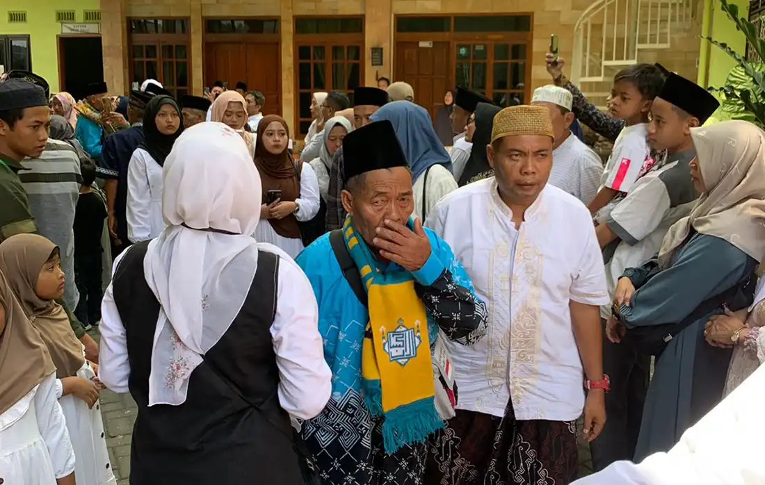 Jemaah menahan tangis