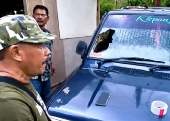 lempar batu ke mobil