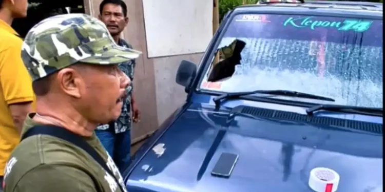 lempar batu ke mobil