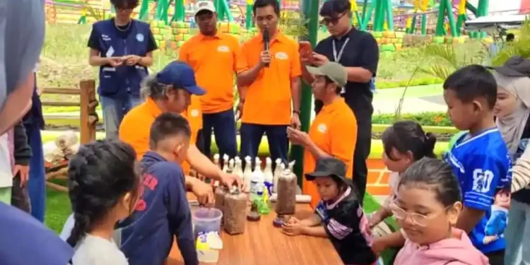 Aktivitas edukatif mengenal budidaya jamur di Mikutopia Kota Batu. Foto: Dok