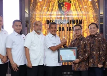 Polres Batu - Ungkap Pelaku Pembobol Baterai Tower, Satreskrim Polres Batu Terima Penghargaan dari Telkomsel