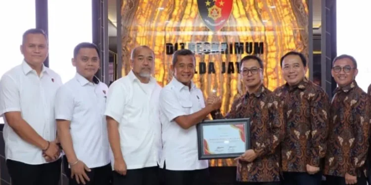 Polres Batu - Ungkap Pelaku Pembobol Baterai Tower, Satreskrim Polres Batu Terima Penghargaan dari Telkomsel