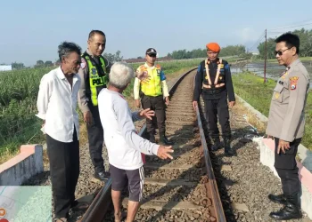tertabrak kereta api