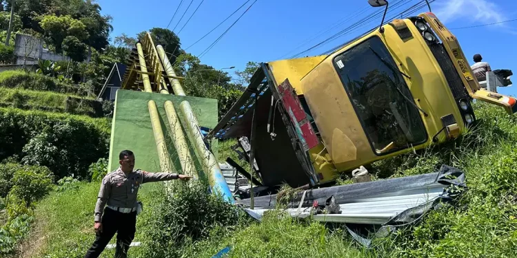 Truk Masuk jurang