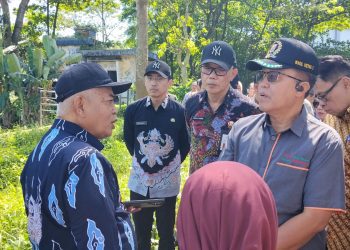 Bupati Malang, Sanusi (kiri) meninjau lahan yang akan menjadi lokasi Alun-alun Kepanjen. Foto: Aisyah Nawangsari Putri