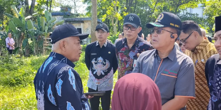 Bupati Malang, Sanusi (kiri) meninjau lahan yang akan menjadi lokasi Alun-alun Kepanjen. Foto: Aisyah Nawangsari Putri