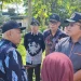 Bupati Malang, Sanusi (kiri) meninjau lahan yang akan menjadi lokasi Alun-alun Kepanjen. Foto: Aisyah Nawangsari Putri