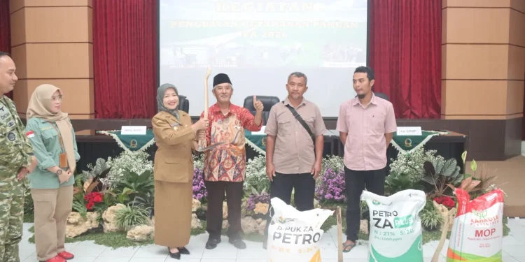 Penyerahan bantuan pupuk dan alat pertanian kepada petani oleh Wakil Bupati Malang, Lathifah Shohib. Foto: Pemkab Malang