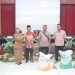 Penyerahan bantuan pupuk dan alat pertanian kepada petani oleh Wakil Bupati Malang, Lathifah Shohib. Foto: Pemkab Malang