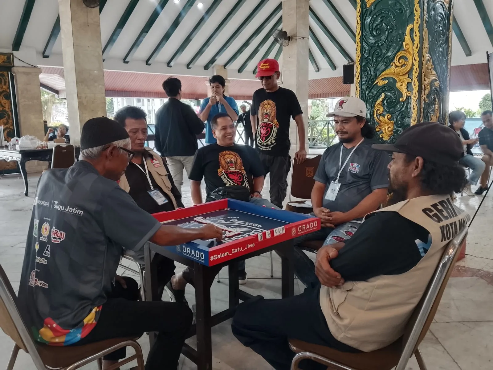 Tim Golkar Kota Malang saat bertanding dengan tim Gerindra Kota Malang di ajang Kompetisi Domino Demokrasi 2026. (Foto/M Sholeh)