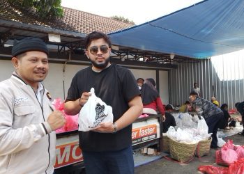 Wakil Ketua Fraksi Gerindra DPRD Kota Malang, Ginanjar Yoni Wardoyo (kiri) dan Ketua Panitia Kurban DPC Partai Gerindra Kota Malang, Abu Bakar (kanan) menunjukkan daging kurban Gerindra Kota Malang di RPH Perumda Tunas Kota Malang untuk dibagikan ke masyarakat (M Sholeh)