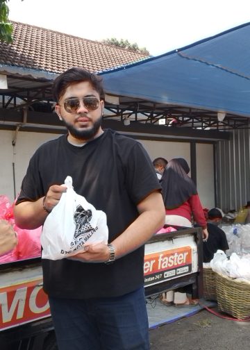 Wakil Ketua Fraksi Gerindra DPRD Kota Malang, Ginanjar Yoni Wardoyo (kiri) dan Ketua Panitia Kurban DPC Partai Gerindra Kota Malang, Abu Bakar (kanan) menunjukkan daging kurban Gerindra Kota Malang di RPH Perumda Tunas Kota Malang untuk dibagikan ke masyarakat (M Sholeh)