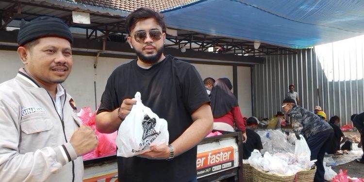 Wakil Ketua Fraksi Gerindra DPRD Kota Malang, Ginanjar Yoni Wardoyo (kiri) dan Ketua Panitia Kurban DPC Partai Gerindra Kota Malang, Abu Bakar (kanan) menunjukkan daging kurban Gerindra Kota Malang di RPH Perumda Tunas Kota Malang untuk dibagikan ke masyarakat (M Sholeh)