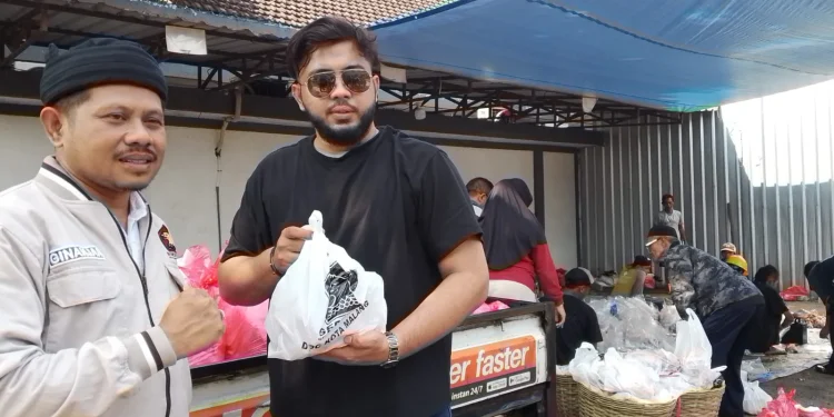 Wakil Ketua Fraksi Gerindra DPRD Kota Malang, Ginanjar Yoni Wardoyo (kiri) dan Ketua Panitia Kurban DPC Partai Gerindra Kota Malang, Abu Bakar (kanan) menunjukkan daging kurban Gerindra Kota Malang di RPH Perumda Tunas Kota Malang untuk dibagikan ke masyarakat (M Sholeh)