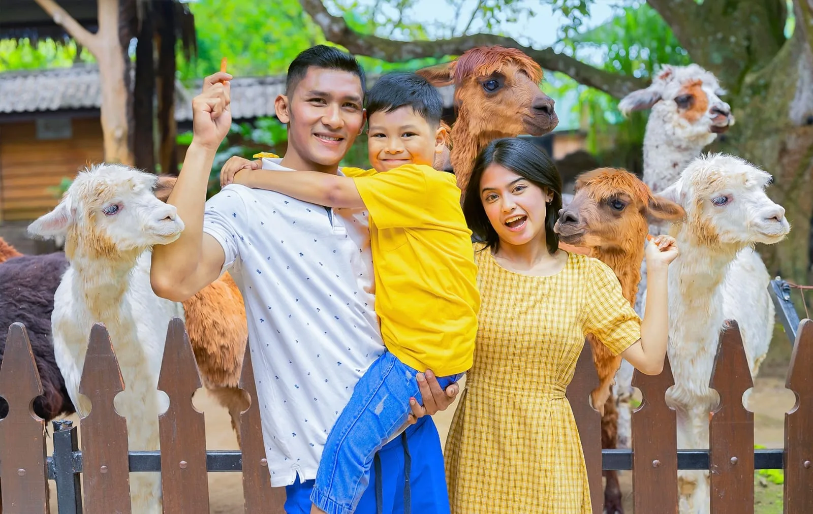 Keseruan menikmati destinasi wisata di Jatim Park Kota Batu. Infonya bisa kamu dapat di Tourism Service Center. Foto: Dok.