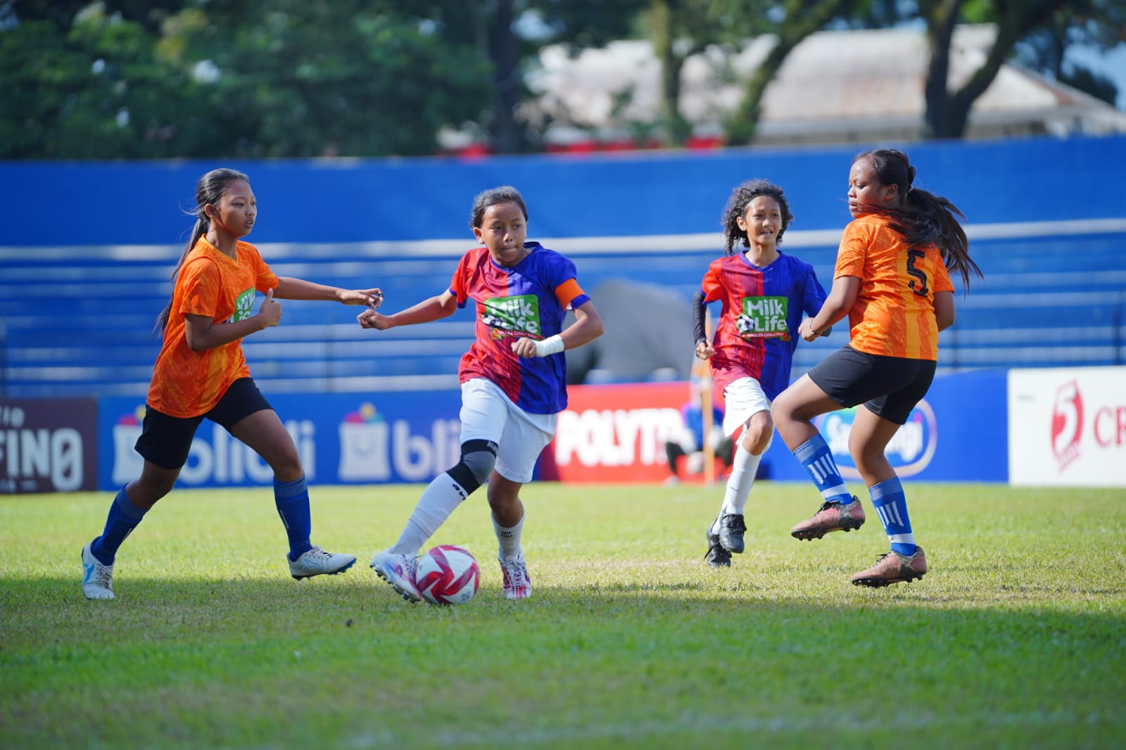 Aksi Adelice Maureen Hanum Faisal, pemain SDN Lowokwaru 3 yang juga menjadi top scorer dengan 36 gol pada KU 12 MLSC Malang 2026. (Foto/dok. MLSC Malang)