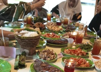 Rekomendasi restoran keluarga di Malang yang cocok untuk quality time bersama orang-orang terkasih di momen long weekend. /Foto: Pinterest/mayc.