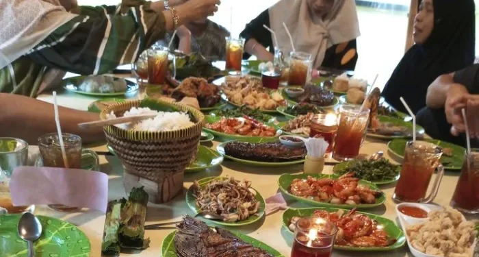 Rekomendasi restoran keluarga di Malang yang cocok untuk quality time bersama orang-orang terkasih di momen long weekend. /Foto: Pinterest/mayc.