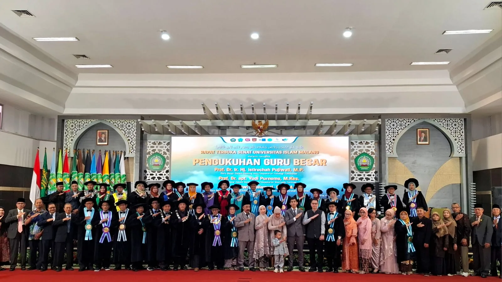 Sesi foto bersama pengukuhan guru besar Unisma yang ditargetkan lahir terus tiap tahun. Foto: Azmy