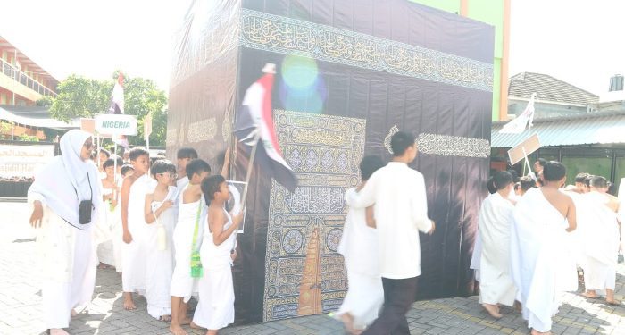 Gelar kegiatan manasik haji, SDIT Insan Permata berikan pemahaman ibadah haji yang lebih nyata dan menyenangkan bagi siswa. /Foto: Dok. SDIT Insan Permata.