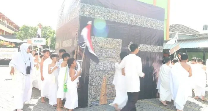 Gelar kegiatan manasik haji, SDIT Insan Permata berikan pemahaman ibadah haji yang lebih nyata dan menyenangkan bagi siswa. /Foto: Dok. SDIT Insan Permata.