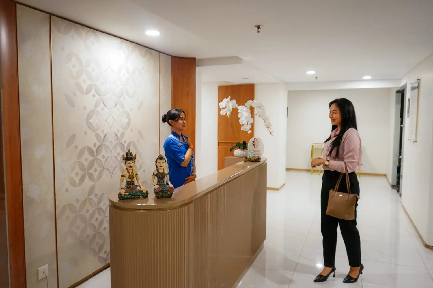 Suasana lobi Hotel Atria Malang yang nyaman untuk menyambut tamu. Foto/dok
