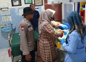 Tenaga kesehatan memberikan perawatan medis kepada bayi yang ditemukan di Bululawang. Foto: Polsek Bululawang