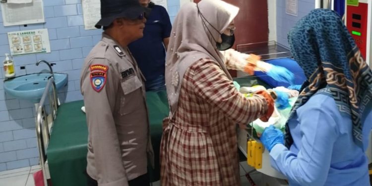 Tenaga kesehatan memberikan perawatan medis kepada bayi yang ditemukan di Bululawang. Foto: Polsek Bululawang