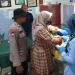 Tenaga kesehatan memberikan perawatan medis kepada bayi yang ditemukan di Bululawang. Foto: Polsek Bululawang