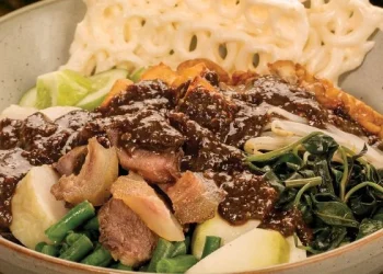 Rekomendasi rujak uleg di Malang yang menawarkan cita rasa khas manis, pedas, gurih yang dijamin membuat lidah bergoyang. /Foto: Pinterest/Antika Wings